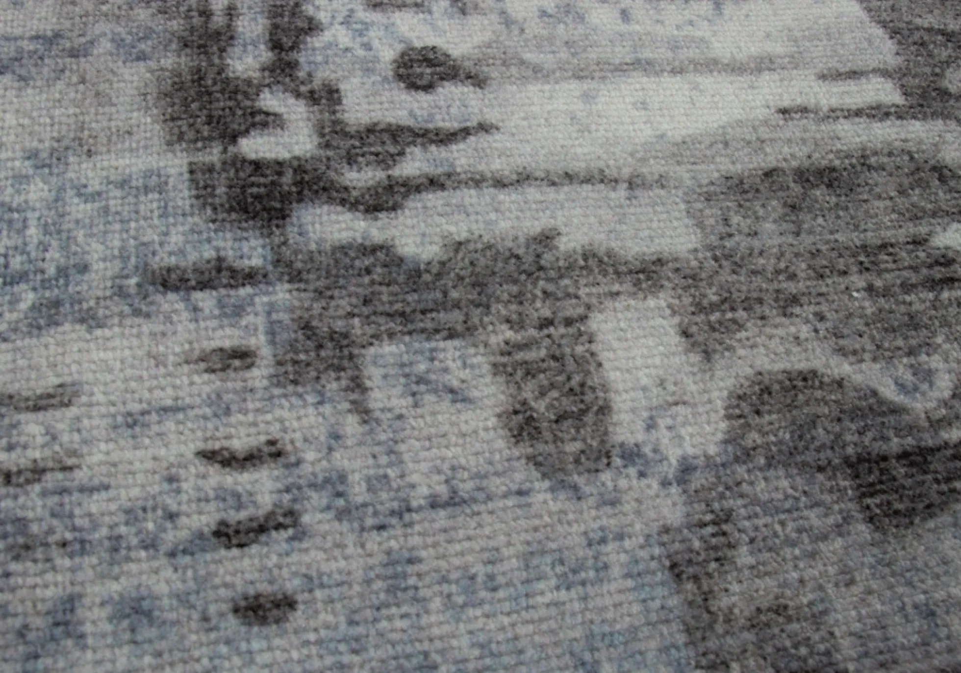 Gulvtæppe 140x200 cm - Grå løs tæppe med stone look & skridsikker bagside - Blødt gulvtæppe fra Nordstrand Home Molly