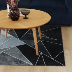 Gulvtæppe 160x230 cm - Løs tæppe med skridsikker bagside - Trekantede grafisk design i sorte og grå nuancer - Blødt gulvtæppe fra Nordstrand Home Laura