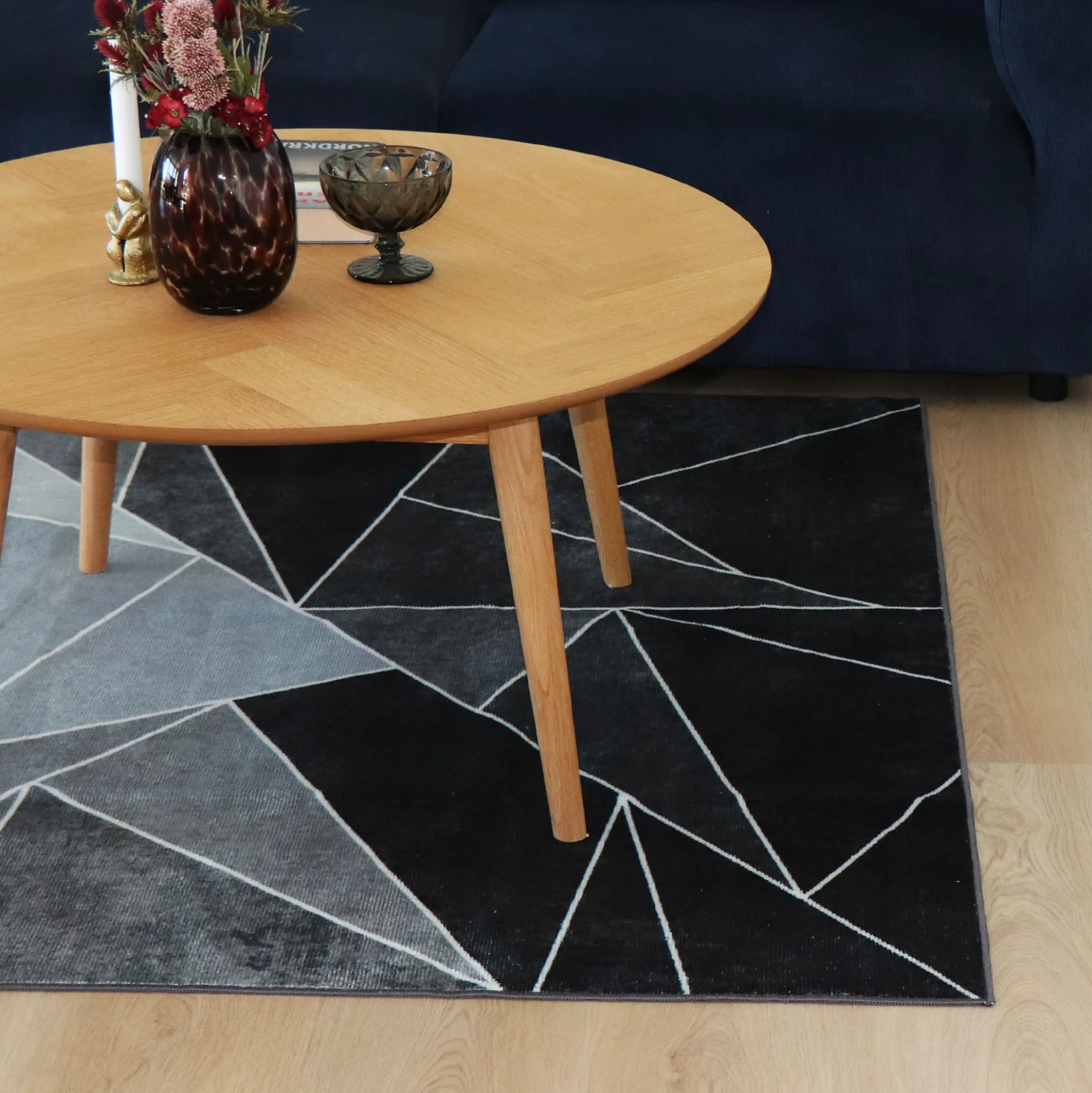 Gulvtæppe 160x230 cm - Løs tæppe med skridsikker bagside - Trekantede grafisk design i sorte og grå nuancer - Blødt gulvtæppe fra Nordstrand Home Laura