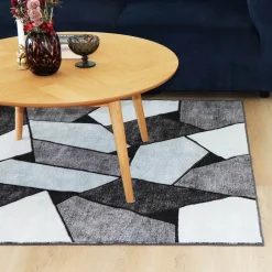 Gulvtæppe 140x200 cm - Løs tæppe med skridsikker bagside - Grafisk design med sorte og grå nuancer - Blødt gulvtæppe fra Nordstrand Home Lea