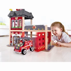 Hape City brandstation i træ med lys, lyd, brandbil og helikopter - 13 dele - 60x30x47,8 cm