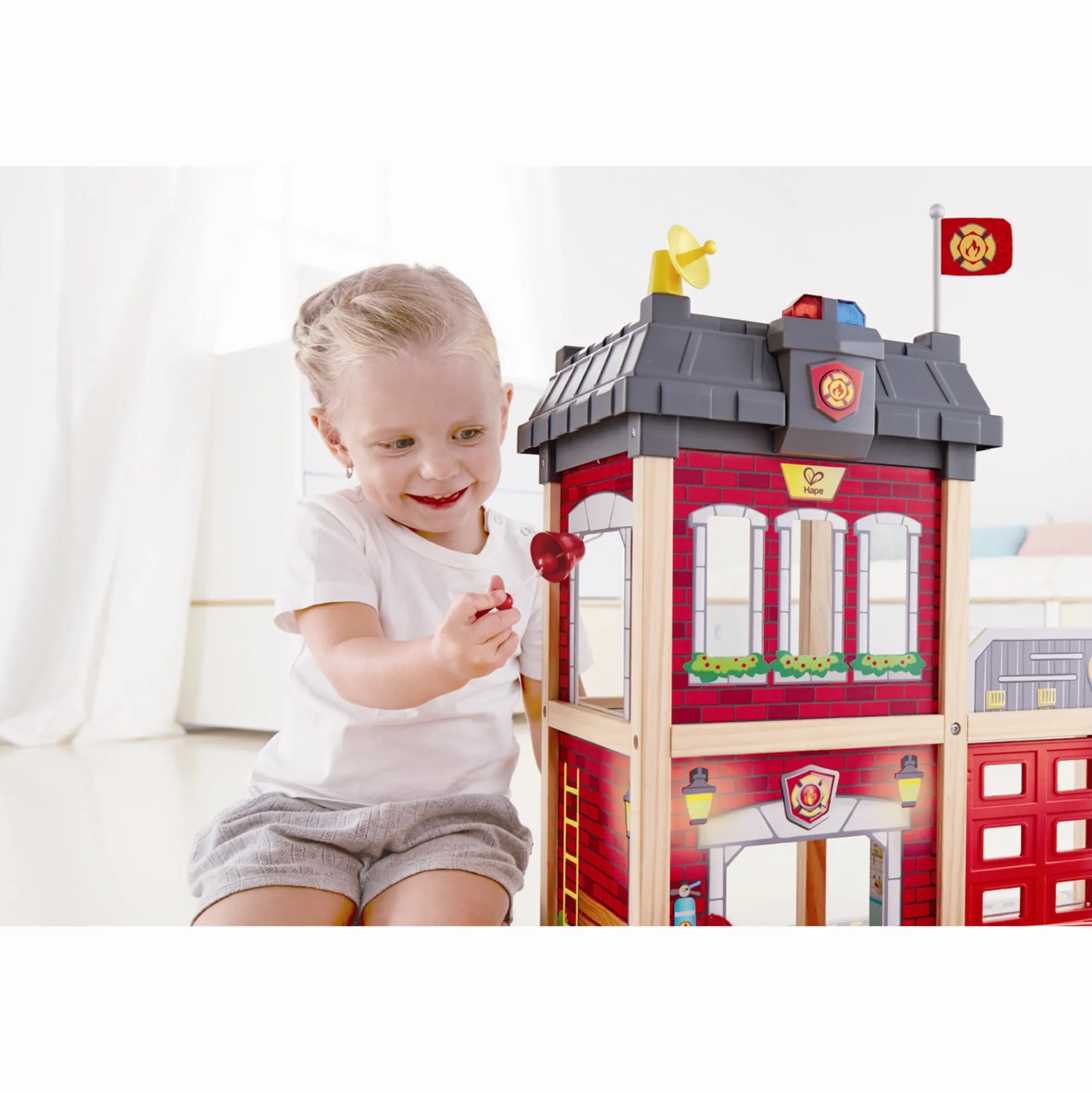 Hape City brandstation i træ med lys, lyd, brandbil og helikopter - 13 dele - 60x30x47,8 cm