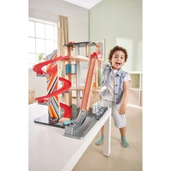 Hape Gearhead stuntgarage - parkeringshus med elevator, loop og 2 biler - 50x59x40 cm