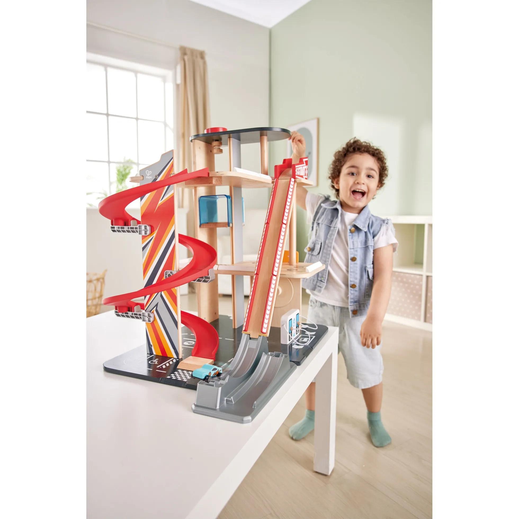 Hape Gearhead stuntgarage - parkeringshus med elevator, loop og 2 biler - 50x59x40 cm