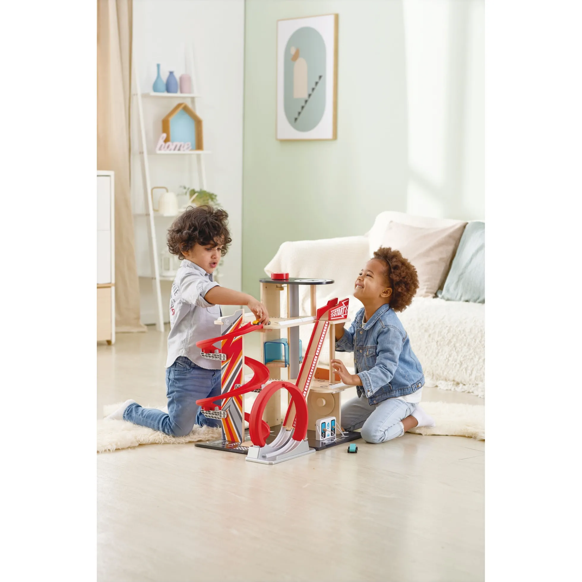 Hape Gearhead stuntgarage - parkeringshus med elevator, loop og 2 biler - 50x59x40 cm