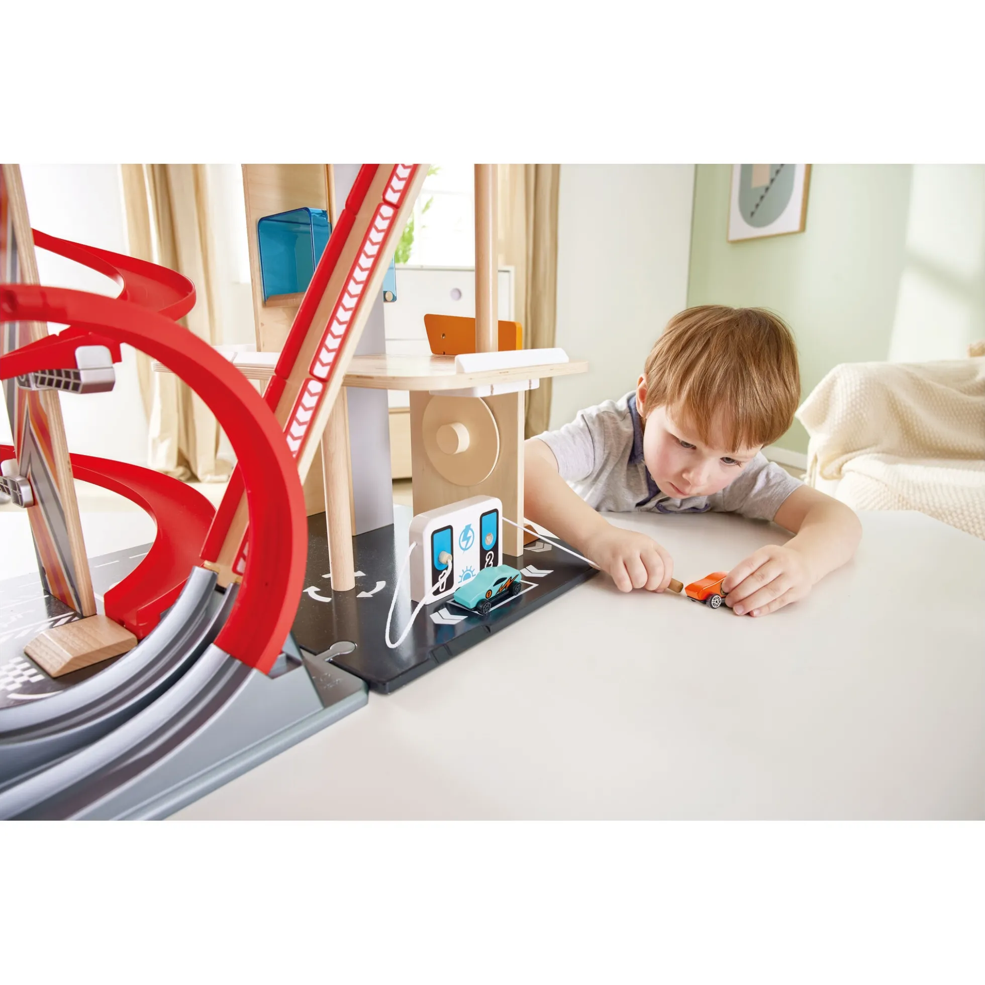 Hape Gearhead stuntgarage - parkeringshus med elevator, loop og 2 biler - 50x59x40 cm