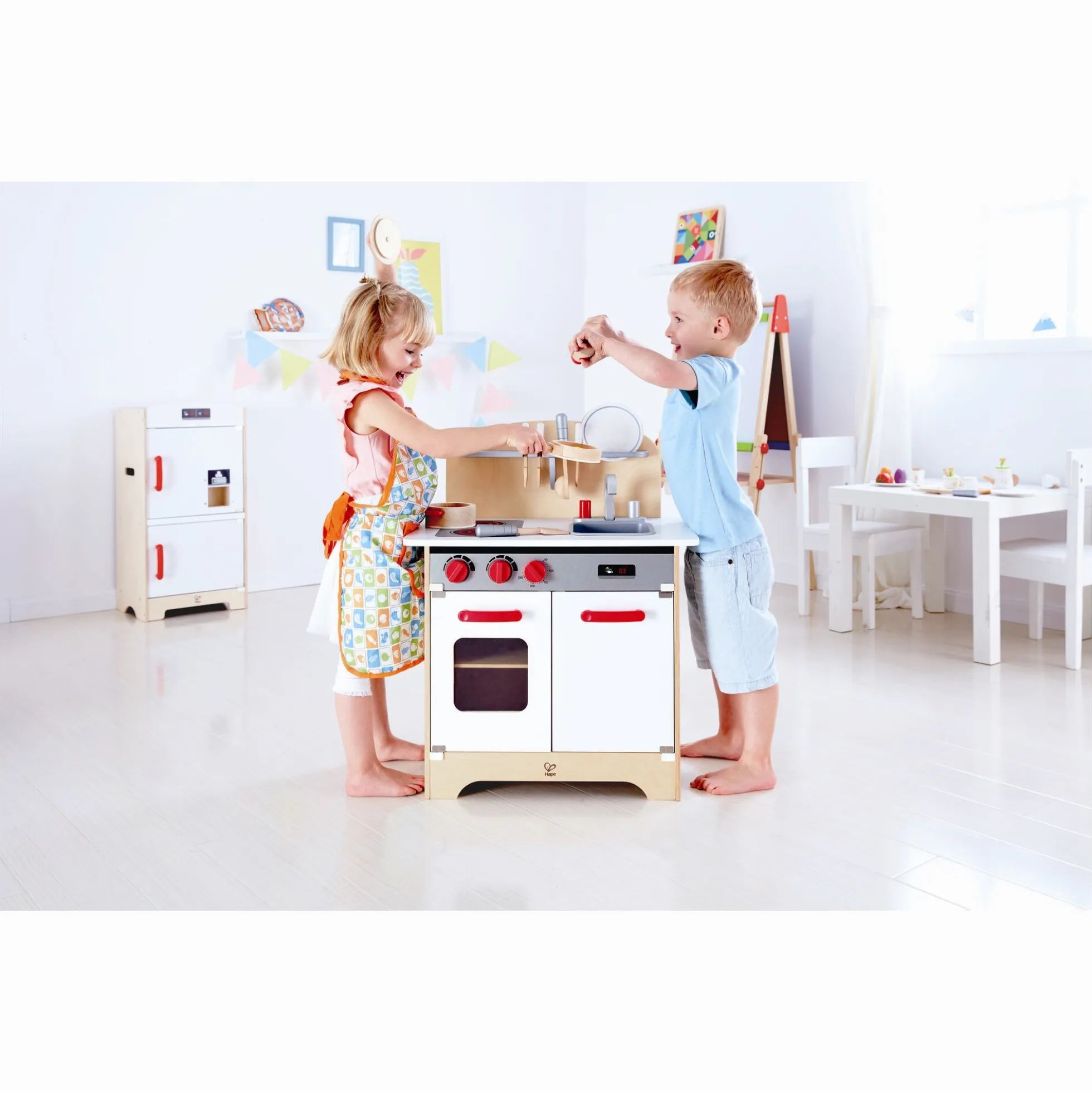 Hape hvidt gourmet legekøkken i træ med ovn, vask og klikknapper - 55x32x70,5 cm