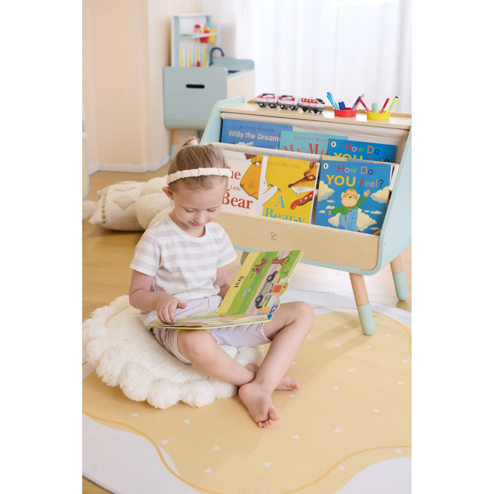 Hape læs og tegn bogreol - 2-i-1 børnebogreol med tegnetavle - 70x63,1x39 cm