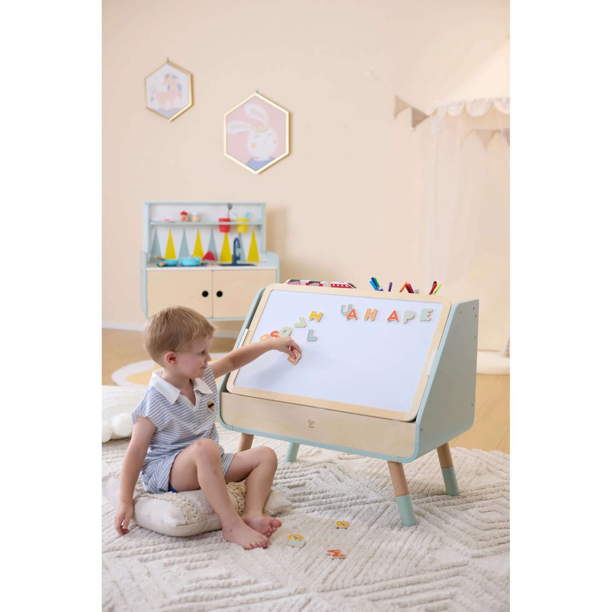 Hape læs og tegn bogreol - 2-i-1 børnebogreol med tegnetavle - 70x63,1x39 cm