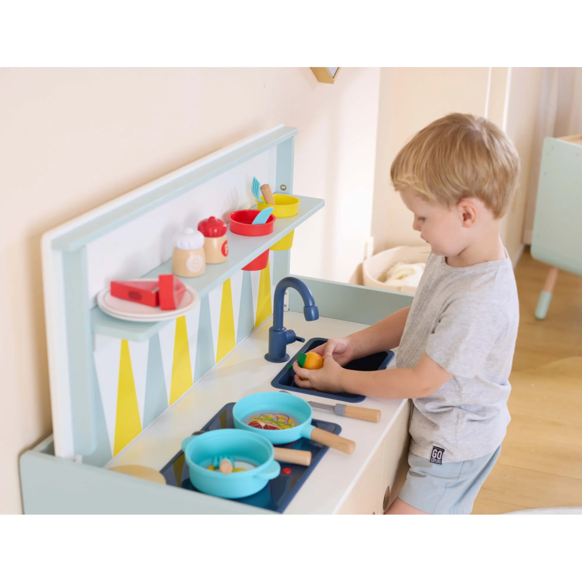 Hape Switch & Store legekøkken med opbevaring, lys, og lyd - 20 dele - 78x86,6x39 cm