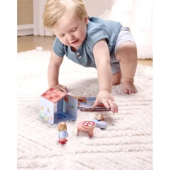 Hape The Tiny House historiebogsæt med hus, figurer og tilbehør - fra 12 mdr.