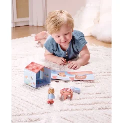 Hape The Tiny House historiebogsæt med hus, figurer og tilbehør - fra 12 mdr.