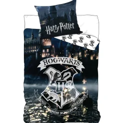 Harry Potter sengetøj - 100% bomuld - Børnesengetøj 140x200 cm - Hogwarts våbenskjold foran Hogwarts