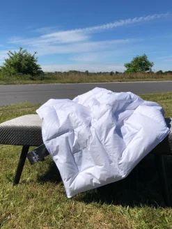 Helårsdyne - Moskusdyne - Unik ventilerende konstruktion - 240x220 cm - Allergivenlig dundyne - Excellent By Borg Climate