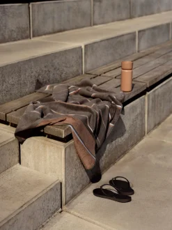 Håndklæde - 100% bomuld - Badehåndklæde 70x140 cm - Zone Denmark Sauna - Stribet Taupe