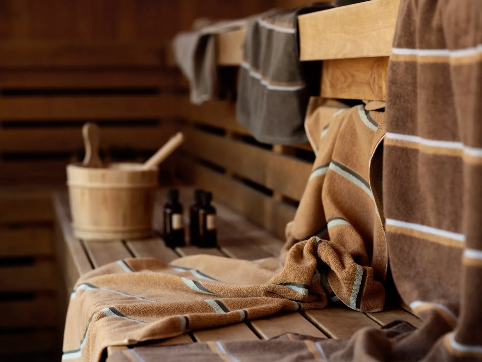 Håndklæde - 100% bomuld - Badehåndklæde 70x140 cm - Zone Denmark Sauna - Stribet Taupe