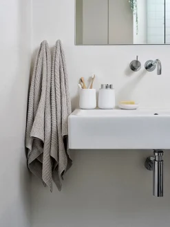 Håndklæde - 100% bomuld - Badehåndklæde 70x140 cm - Zone Denmark Classic - Soft Grey