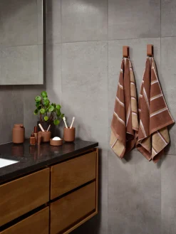 Håndklæde - 100% bomuld - 50x100 cm - Zone Denmark Sauna - Stribet Terracotta