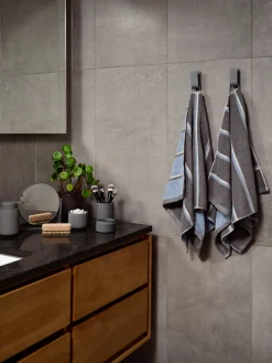 Håndklæde - 100% bomuld - 50x100 cm - Zone Denmark Sauna - Stribet Grey
