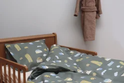 Huse sengetøj - 100% bomuld - Junior sengetøj 100x140 cm - Grønt med huse