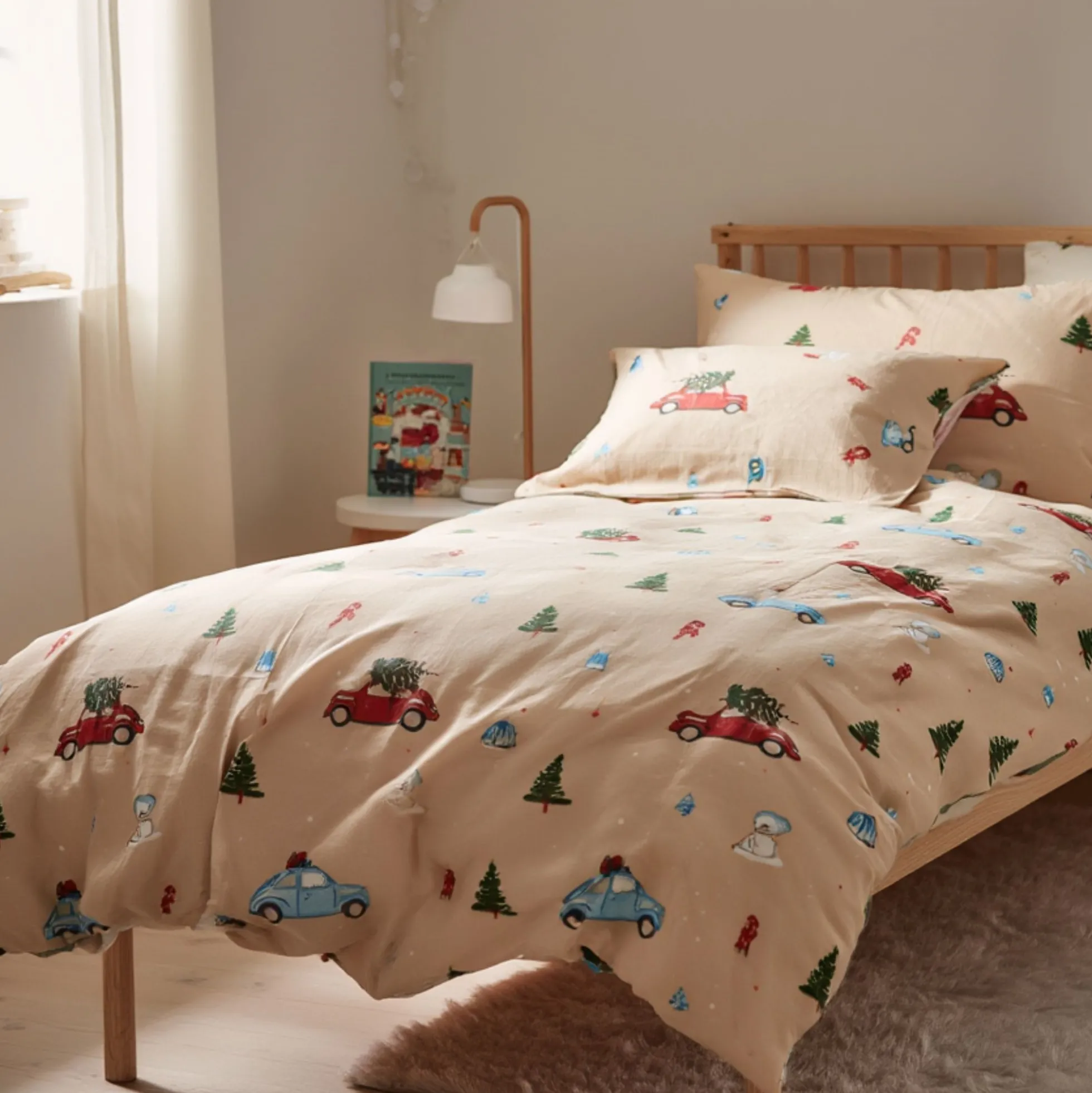 Julesengetøj - 100% bomuld - Babysengetøj 70x100 cm - Beige med biler og juletræer