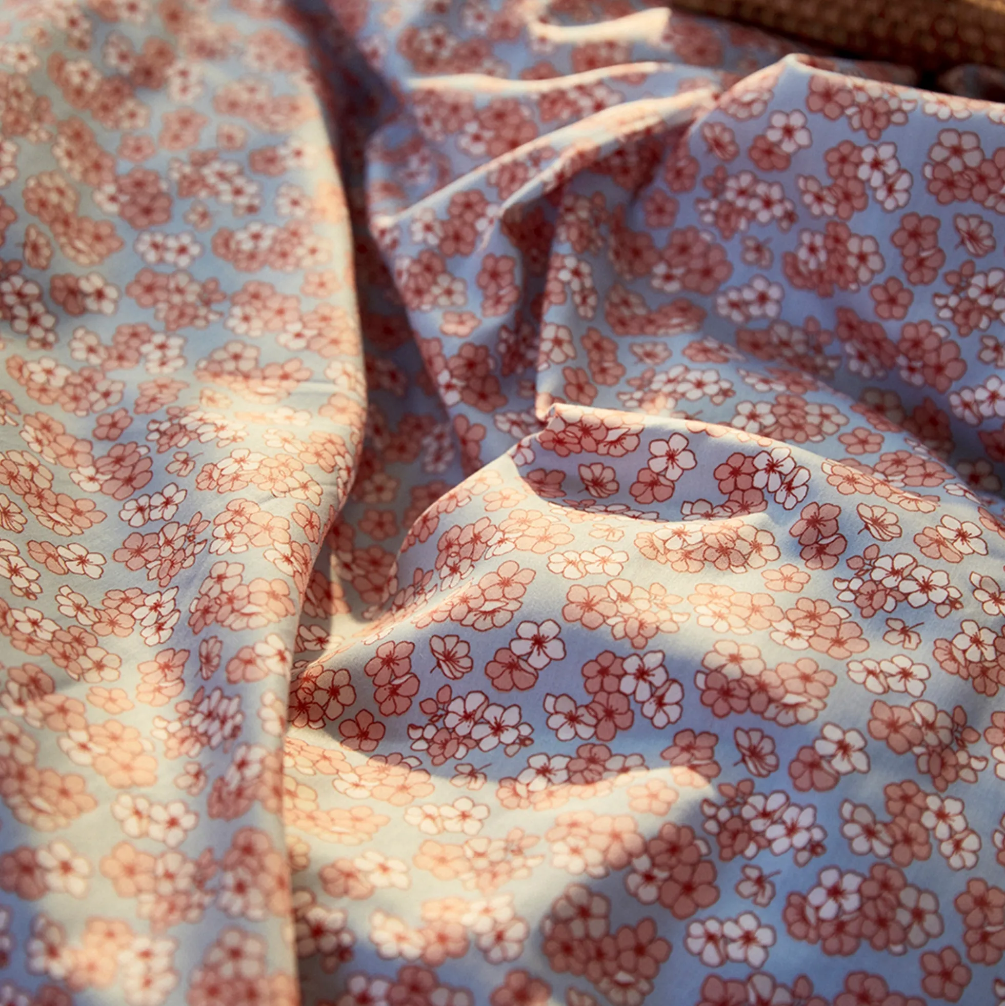 JUNA dobbelt sengetøj 200x220 cm - 100% økologisk bomuldssatin - Pleasantly blå med rosa blomster