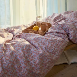 JUNA dobbelt sengetøj 200x220 cm - 100% økologisk bomuldssatin - Pleasantly blå med rosa blomster