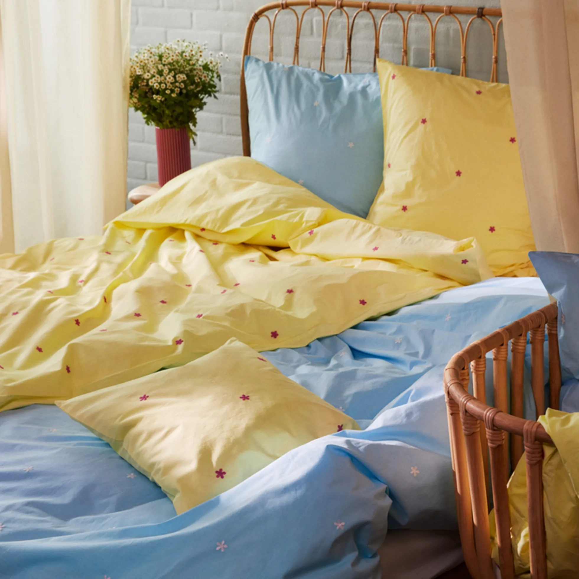 JUNA dobbelt sengetøj 200x220 cm - 100% økologisk bomuld - Daisy gul med broderede blomster