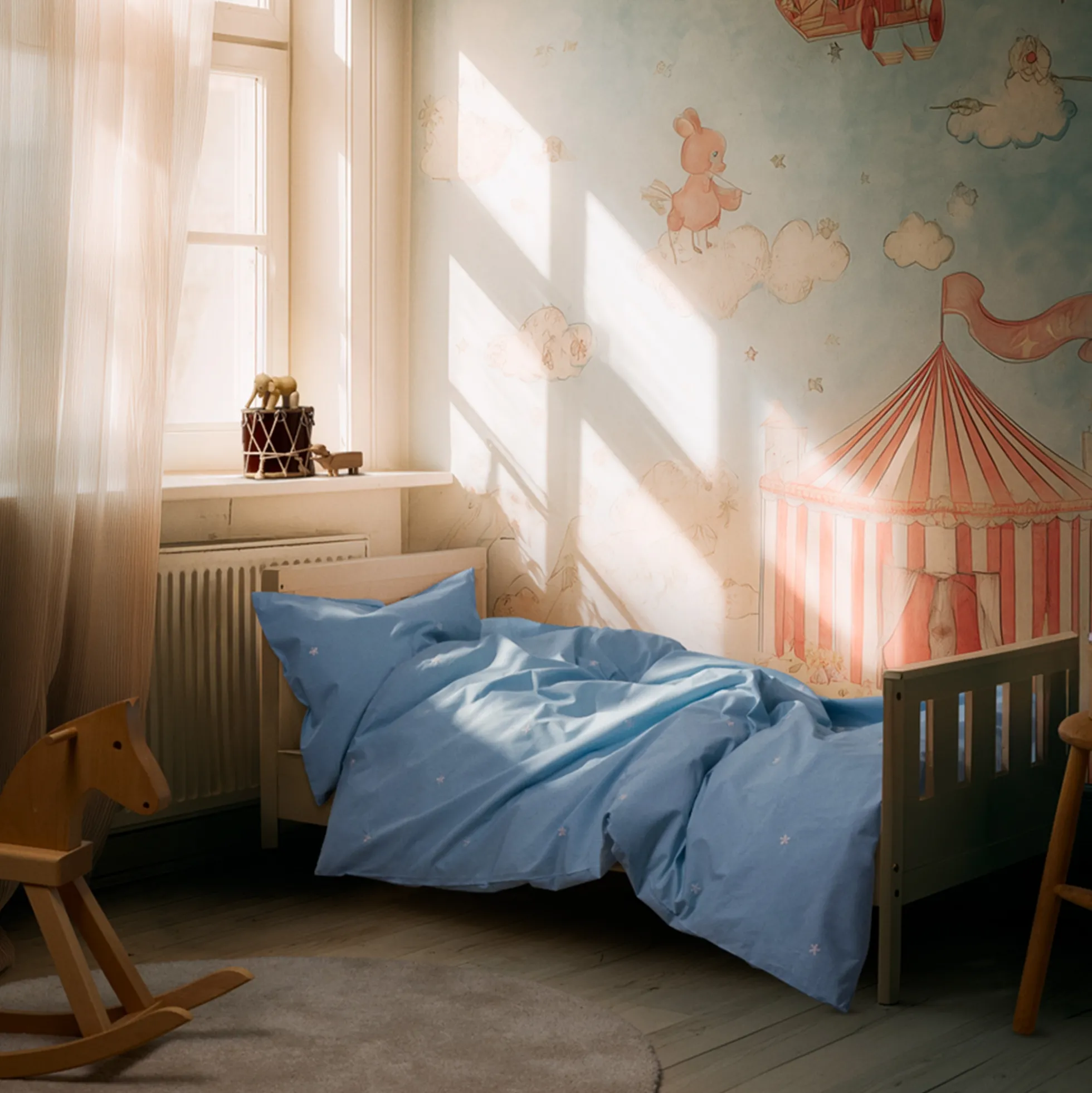 JUNA sengetøj - 100% økologisk bomuld - Daisy junior sengetøj 100x140 cm - Lyseblå med broderede blomster