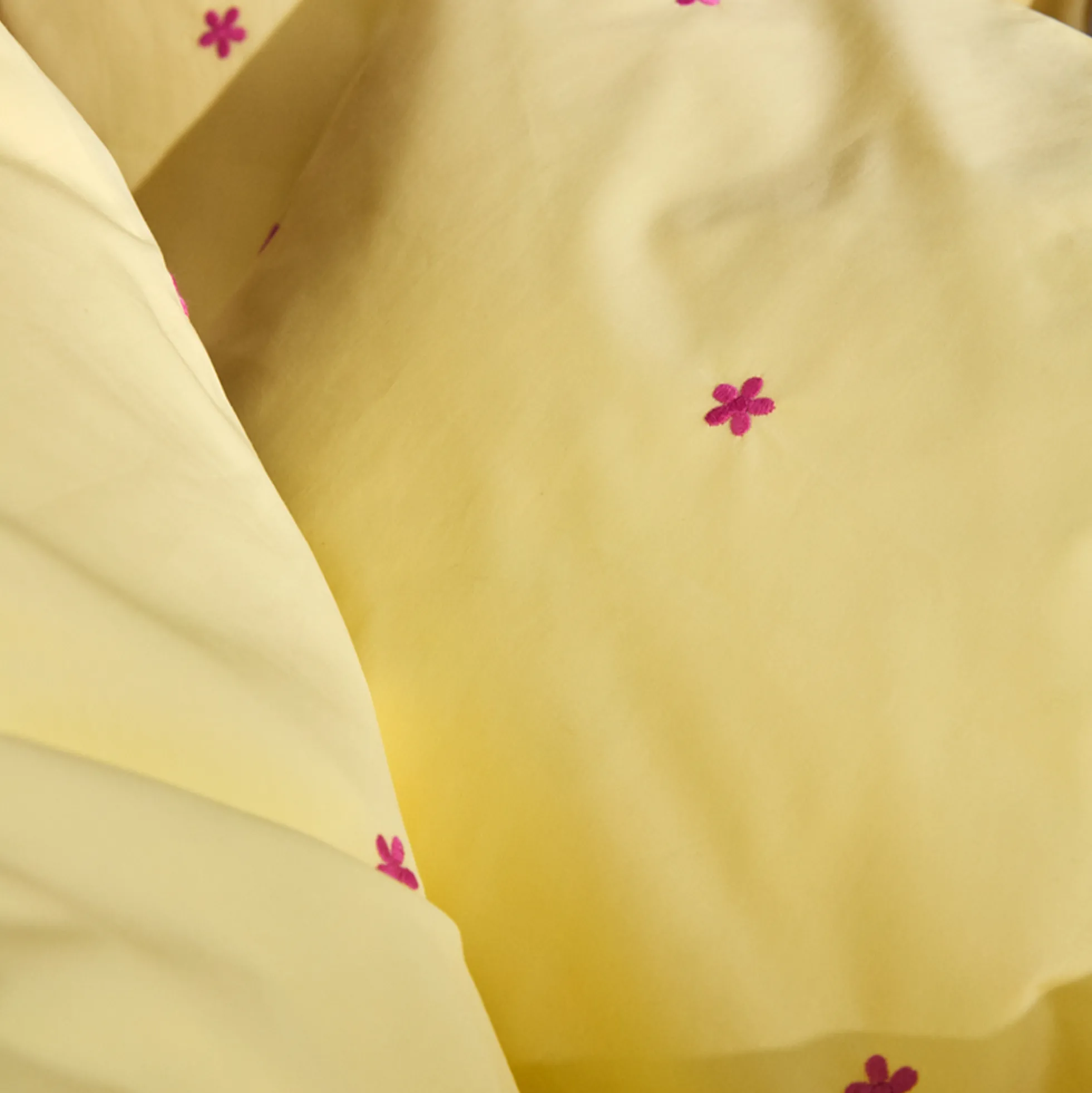 JUNA sengetøj - 100% økologisk bomuld - Daisy junior sengetøj 100x140 cm - Gul med broderede blomster