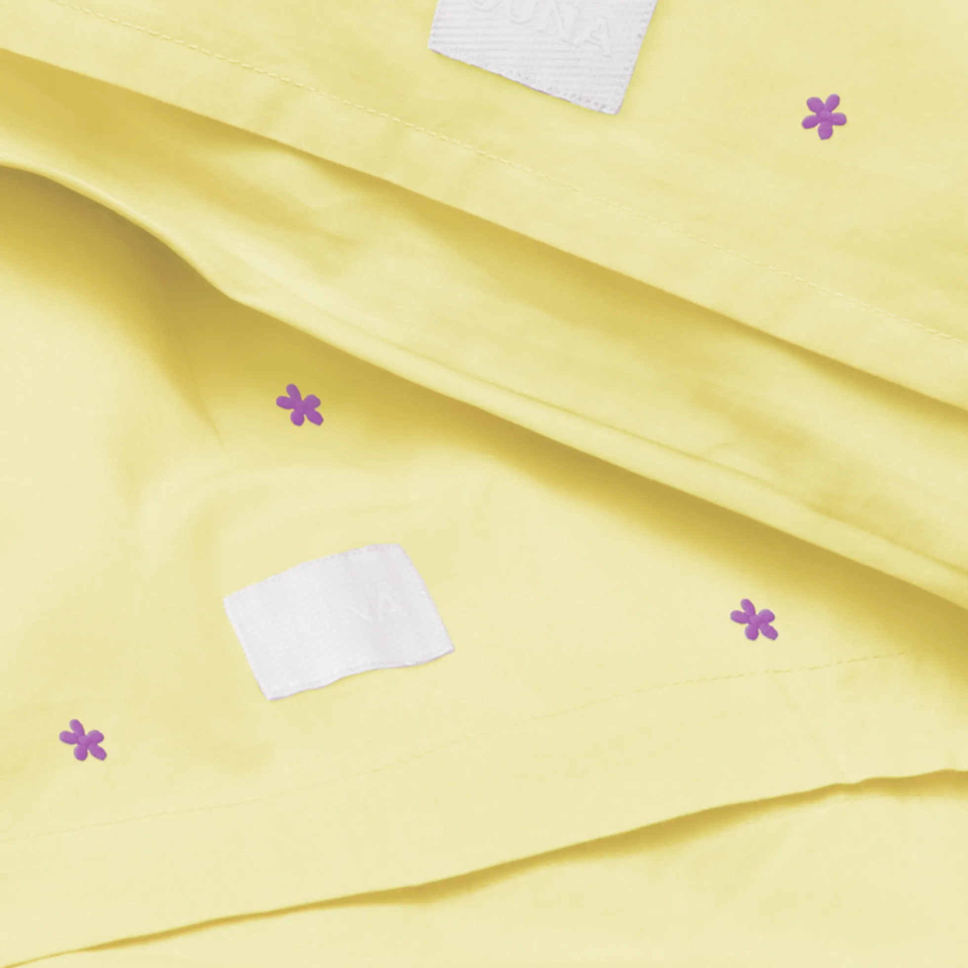JUNA sengetøj - 100% økologisk bomuld - Daisy junior sengetøj 100x140 cm - Gul med broderede blomster