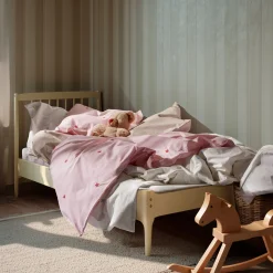 JUNA sengetøj - 100% økologisk bomuld - Daisy junior sengetøj 100x140 cm - Lyserød med broderede blomster
