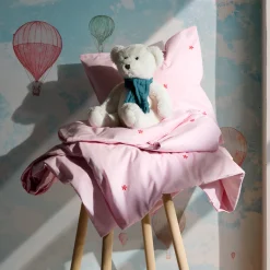 JUNA sengetøj - 100% økologisk bomuld - Daisy junior sengetøj 100x140 cm - Lyserød med broderede blomster