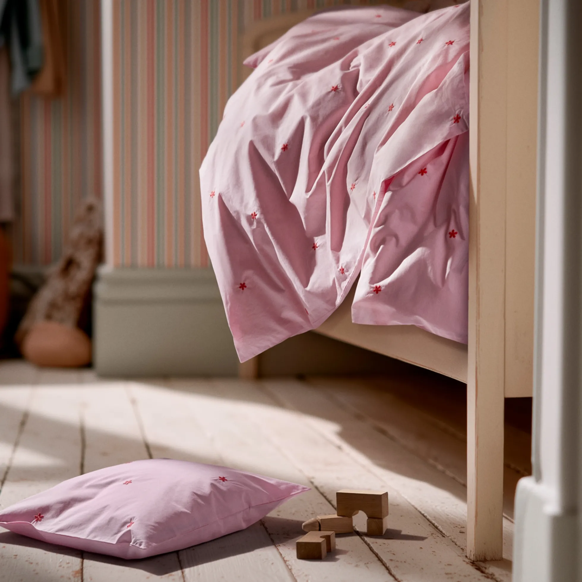 JUNA sengetøj - 100% økologisk bomuld - Daisy junior sengetøj 100x140 cm - Lyserød med broderede blomster
