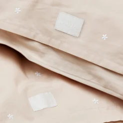 JUNA sengetøj - 100% økologisk bomuld - Daisy baby sengetøj 70x100 cm - Sand med broderede blomster