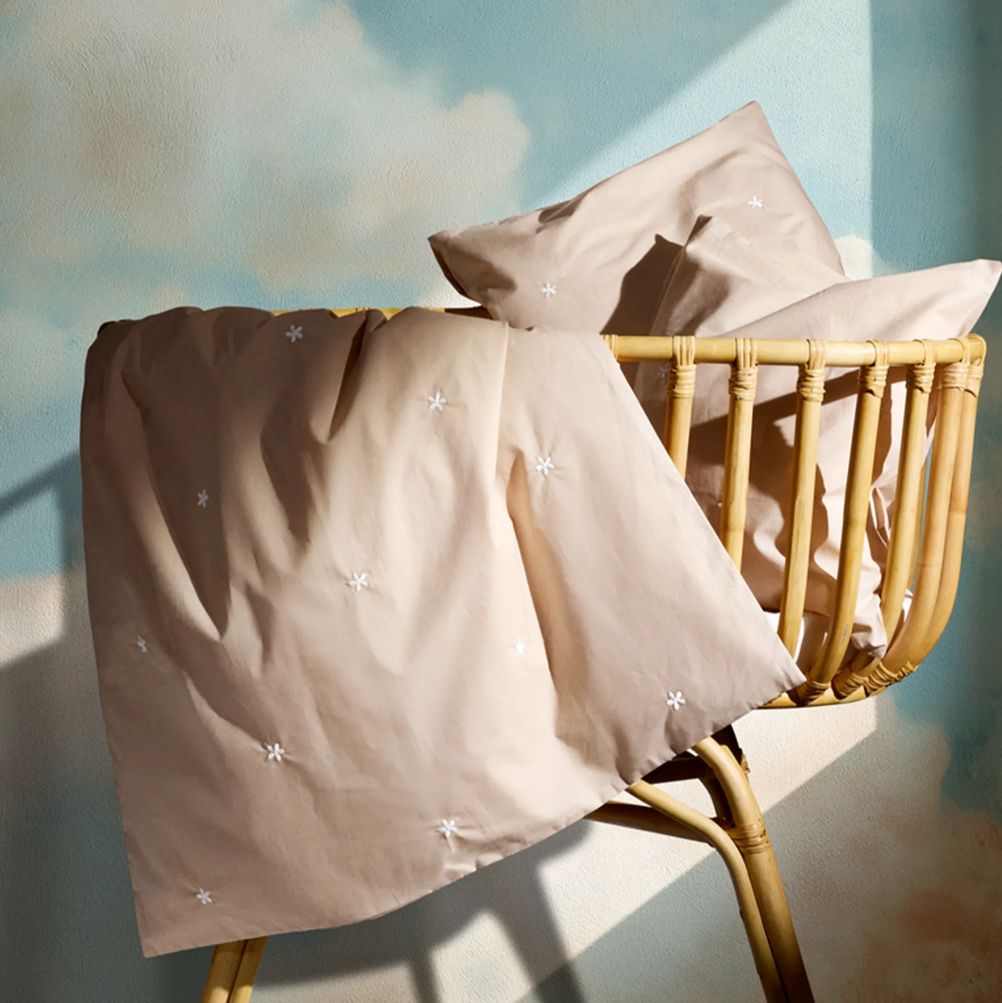 JUNA sengetøj - 100% økologisk bomuld - Daisy baby sengetøj 70x100 cm - Sand med broderede blomster