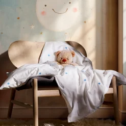 JUNA sengetøj - 100% økologisk bomuld - Daisy baby sengetøj 70x100 cm - Hvid med broderede blomster