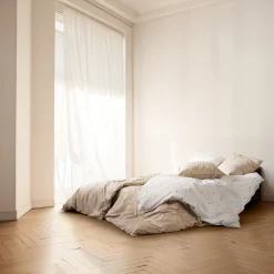 JUNA sengetøj 140x220 cm - 100% økologisk bomuld - Daisy hvid med broderede blomster