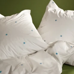 JUNA sengetøj 140x220 cm - 100% økologisk bomuld - Daisy hvid med broderede blomster