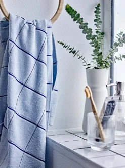 Økologisk håndklæde - 100% økologisk bomuld - Badehåndklæde 70x140 cm - Södahl Vista - Blå ternet