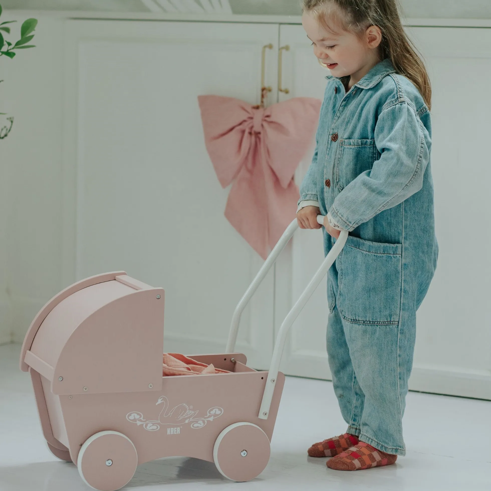 KREA dukkevogn 42x22x44 cm - Rosa med svanemotiv