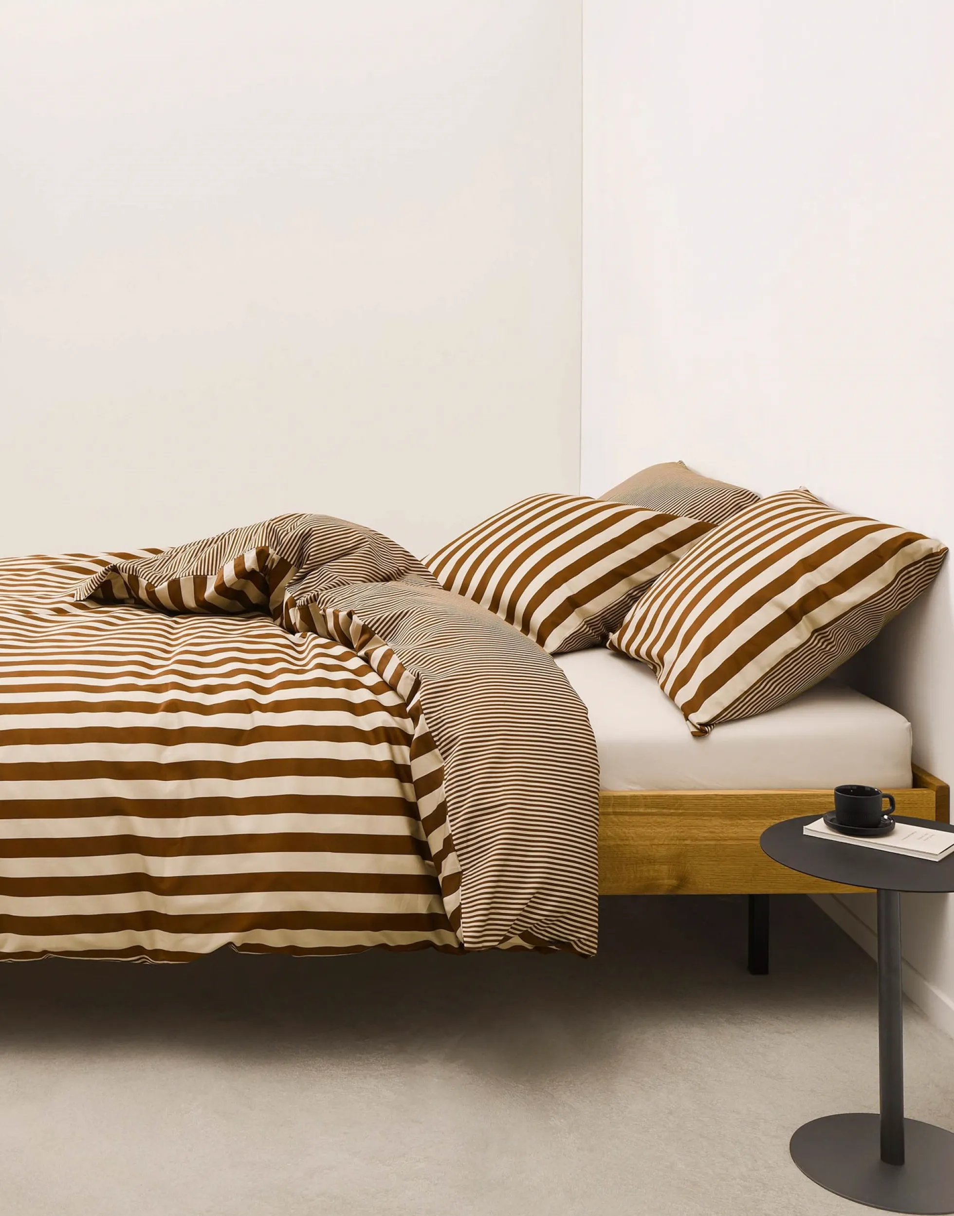 Marc O'Polo sengetøj - 100% Enzymvasket bomulds sengesæt - 140x200 cm - Classic Stripe Toffee Brown sengelinned