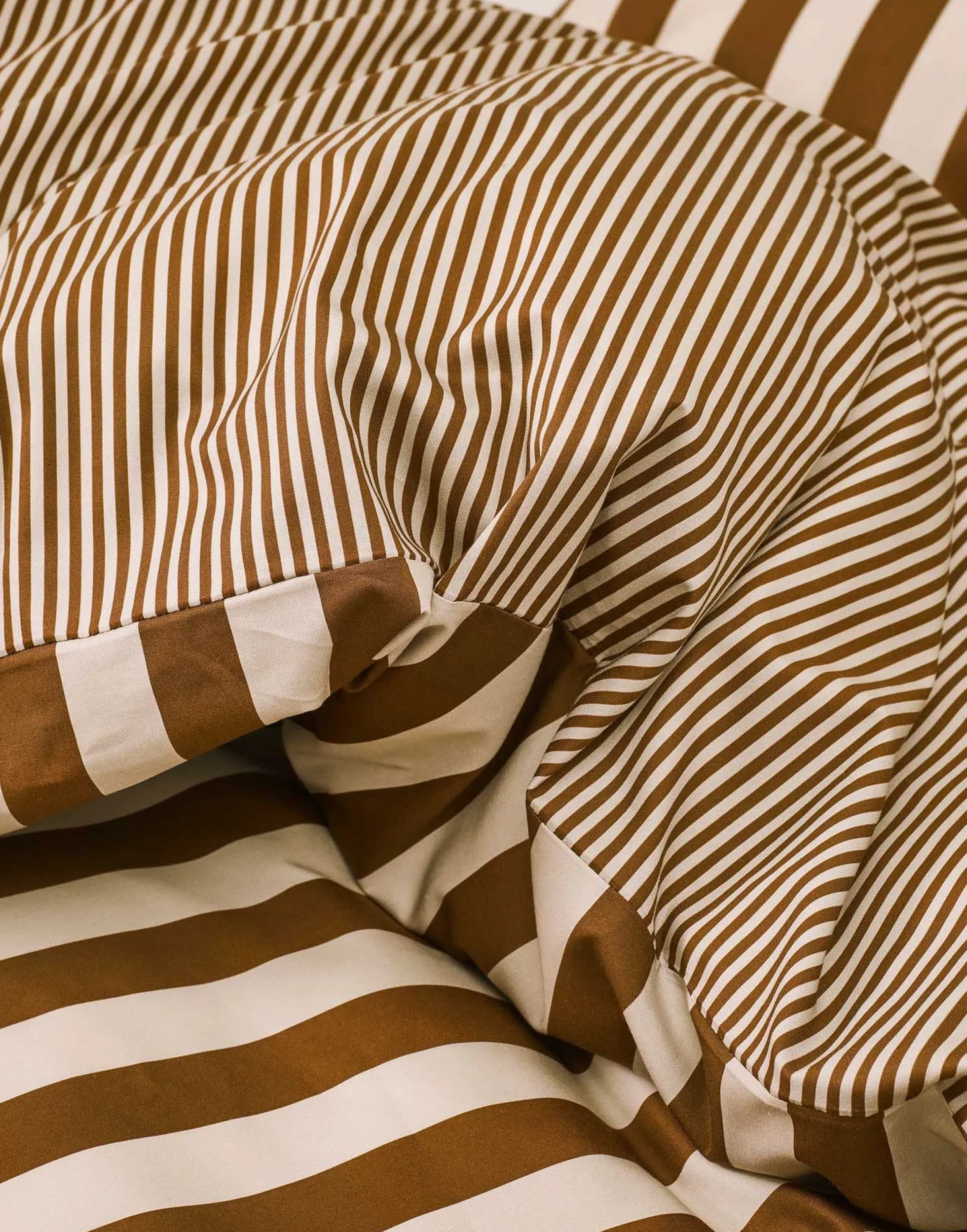 Marc O'Polo sengetøj - 100% Enzymvasket bomulds sengesæt - 140x200 cm - Classic Stripe Toffee Brown sengelinned