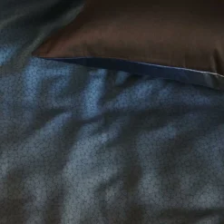 Mønstret økologisk sengetøj 140x200 cm - Sengesæt i 100% økologisk bomuldssatin - Silence Blue - Beddinghouse sengelinned