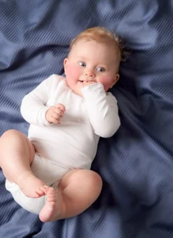 Mørkeblåt sengetøj - 100% egyptisk bomuldssatin - Baby sengetøj 70x100 cm - Turistripa - Smalle striber