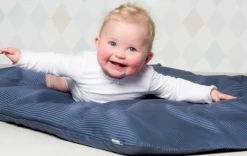 Mørkeblåt sengetøj - 100% egyptisk bomuldssatin - Baby sengetøj 70x100 cm - Turistripa - Smalle striber
