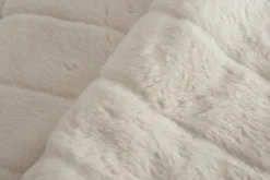 Plaid i fake fur - 135x190 cm - Hvidt med striber - Blødt tæppe fra Nordstrand Home