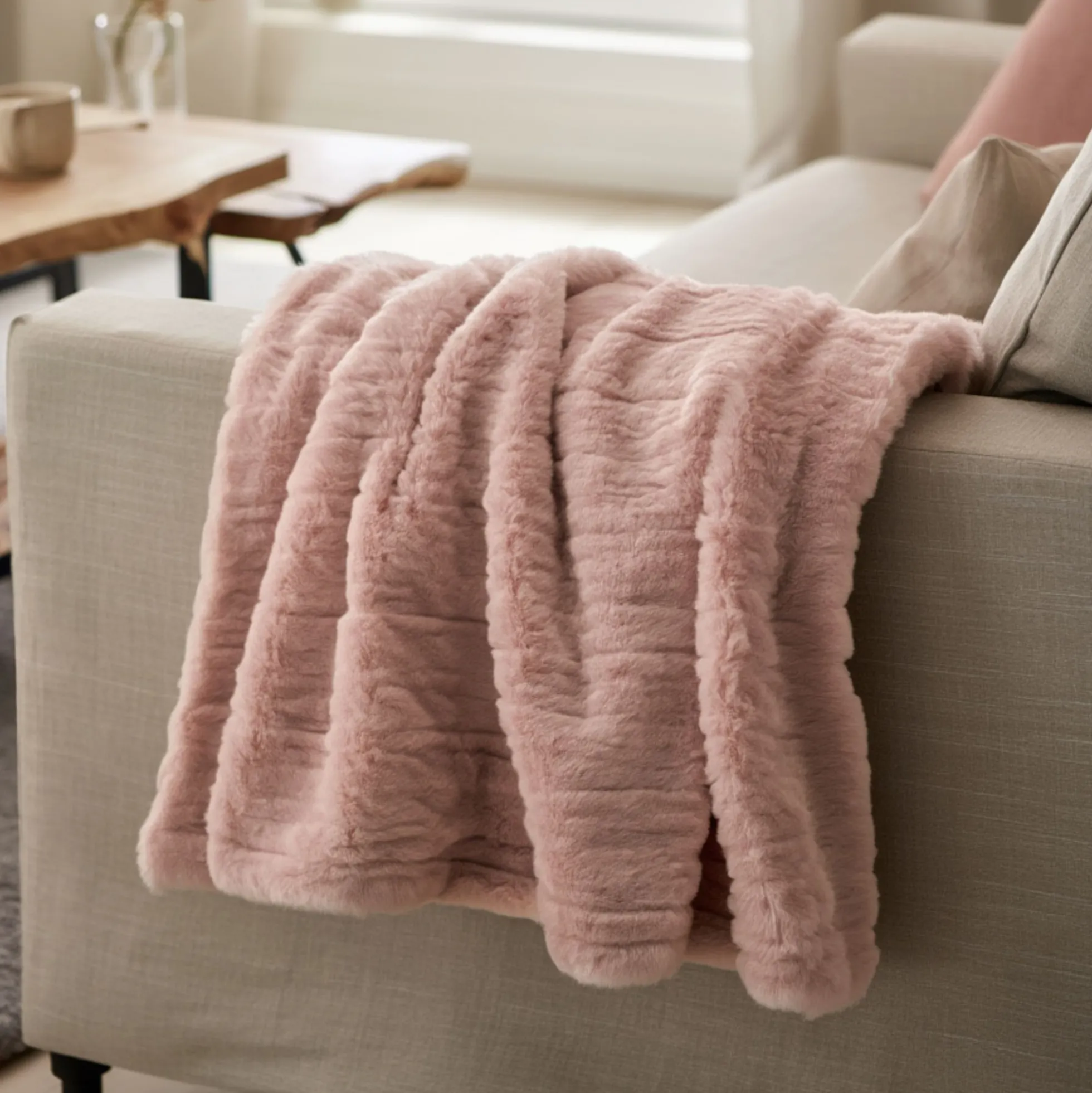 Plaid i fake fur - 135x190 cm - Rosa med striber - Blødt tæppe fra Nordstrand Home