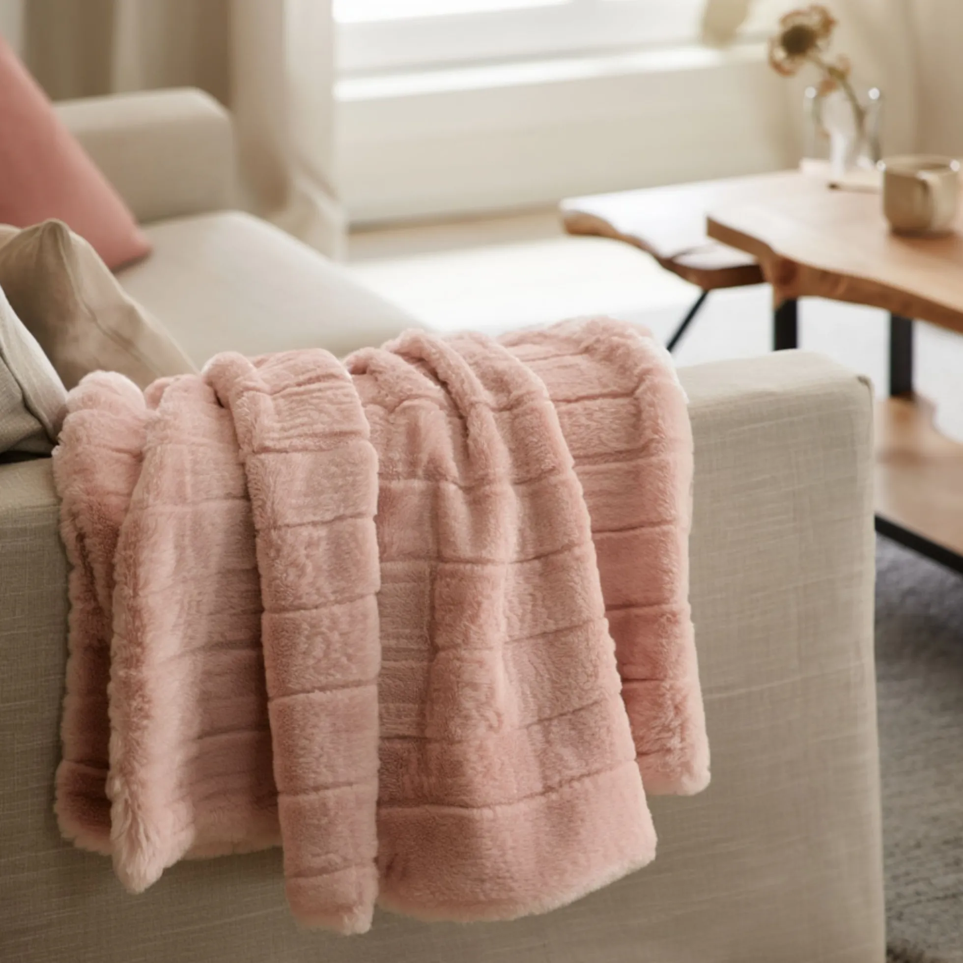 Plaid i fake fur - 135x190 cm - Rosa med striber - Blødt tæppe fra Nordstrand Home