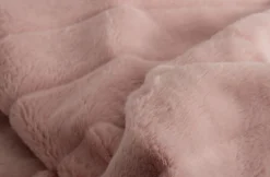Plaid i fake fur - 135x190 cm - Rosa med striber - Blødt tæppe fra Nordstrand Home